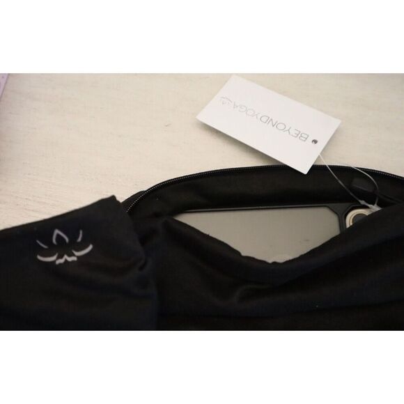 Beyond Yoga Women's One Size Black Lightweight Pocket Infinity Scarf - Picture 11 of 16